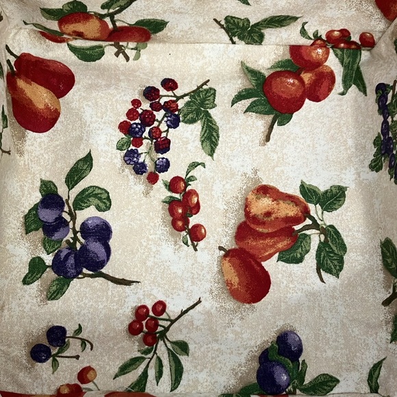 Longaberger Picnic Basket w/ Fabric & Plastic Liner and Wooden Riser - Med size - Picture 5 of 12